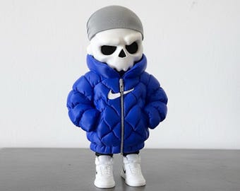Figurine Squelette Streetwear doudoune - Statuette Urbaine et Style Pop Culture