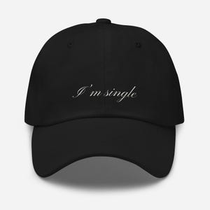 Op de afbeelding: Een zwarte baseballpet met de witte tekst I'm single geborduurd in een cursief lettertype op het midden van de voorzijde. De pet heeft een gestructureerde kroon, een gebogen klep en een knoop aan de bovenkant voor een klassiek sportief ontwerp.