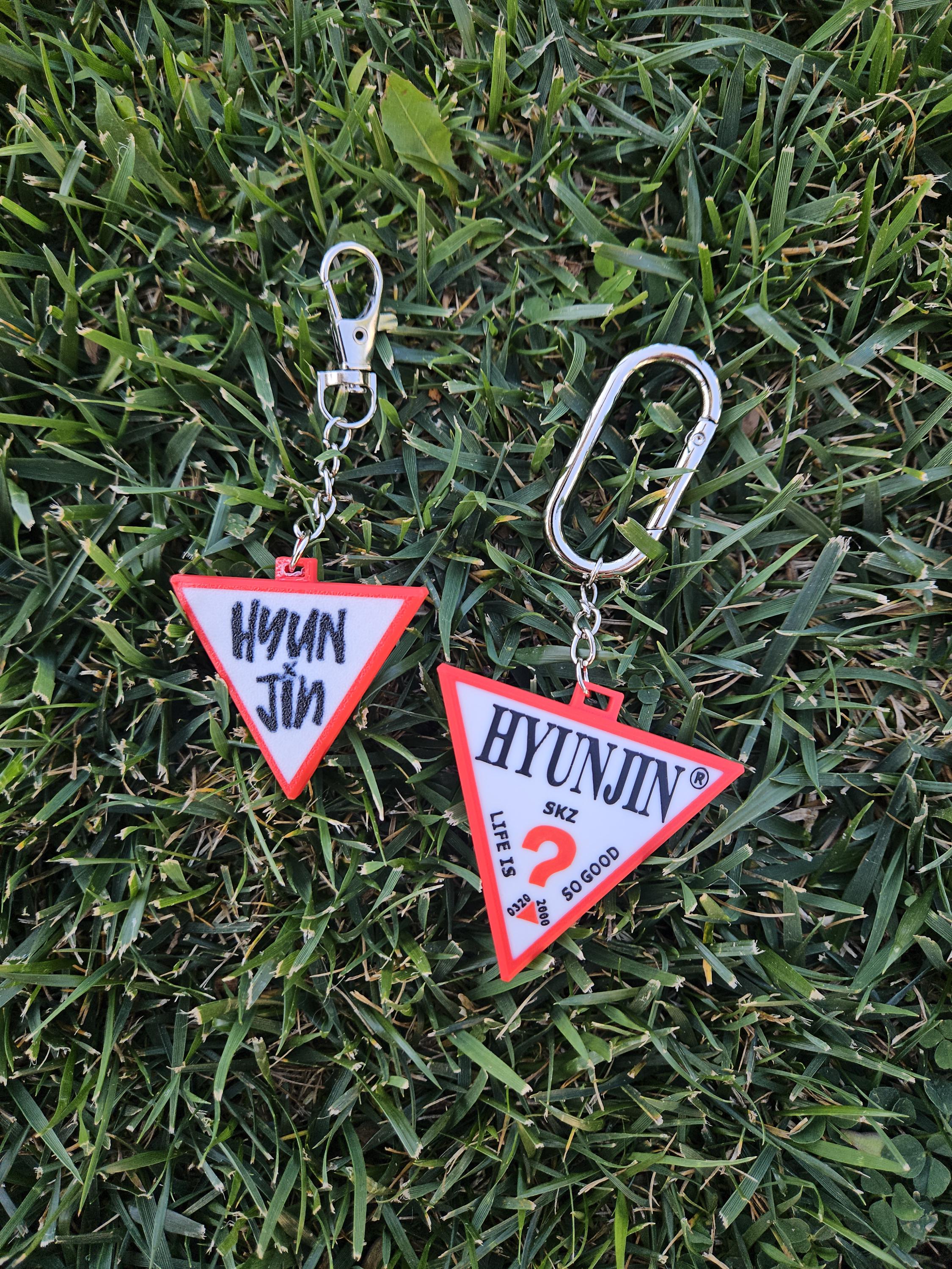 Stray Kids ヒョンジン × GUESS バッグチャーム - Etsy 日本