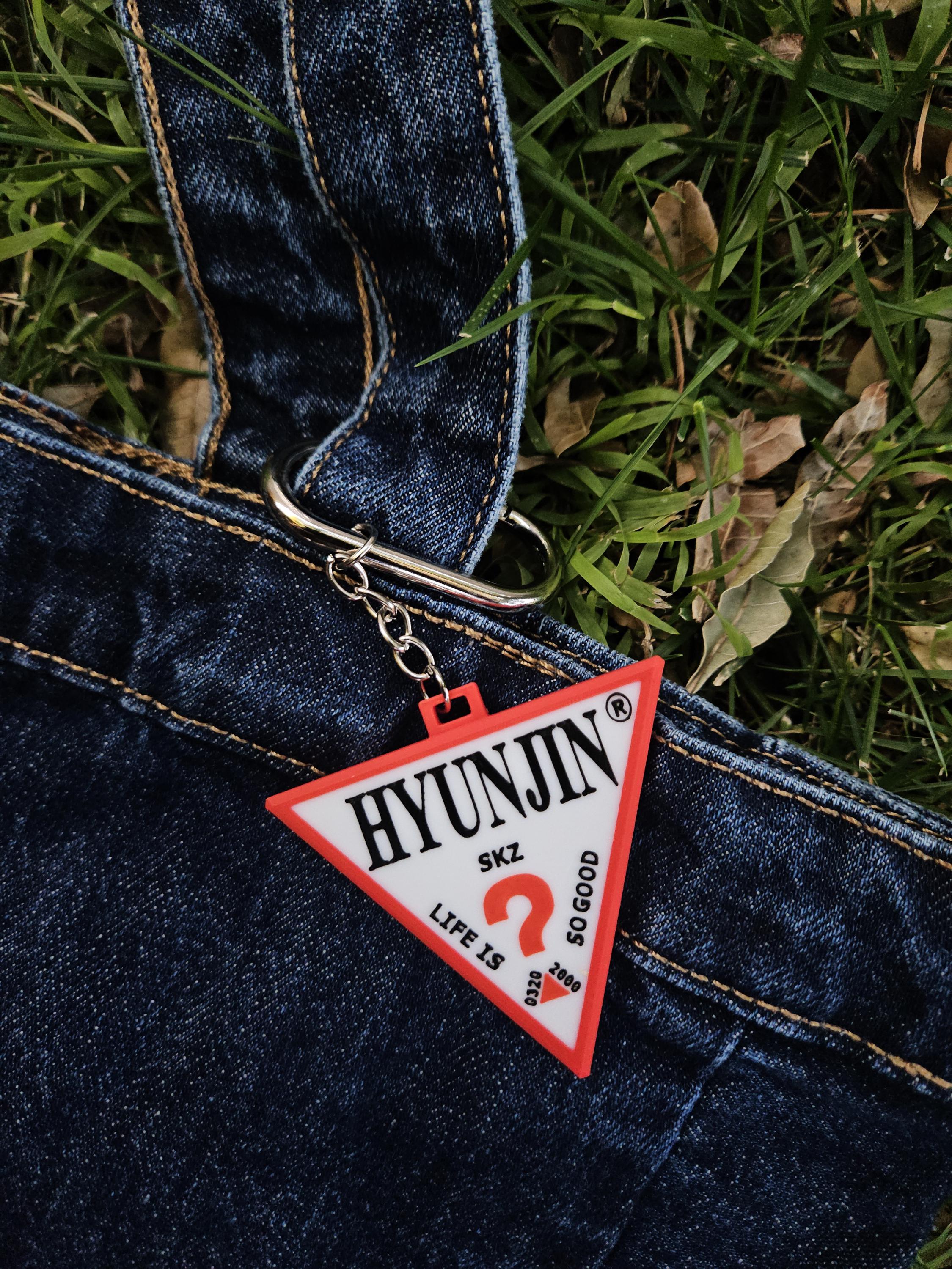 Stray Kids ヒョンジン × GUESS バッグチャーム - Etsy 日本