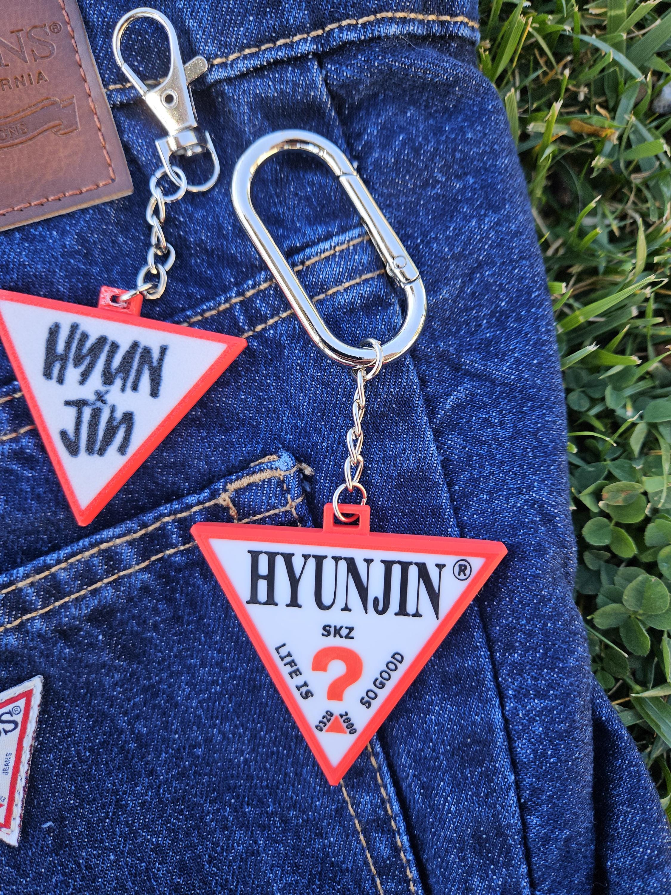 Stray Kids ヒョンジン × GUESS バッグチャーム - Etsy 日本