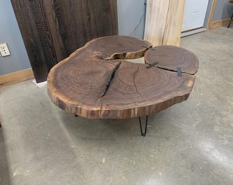 Tavolino da caffè con bordo naturale, tavolino da caffè rotondo, tavolino da caffè piccolo in legno, tavolino laterale, tavolino centrale rustico di metà secolo, tavolino da caffè in legno di recupero