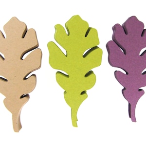 Pode incluir: Três formas de folhas de feltro em diferentes cores: marrom, verde e roxo. As folhas são cortadas em um design simples de folha de carvalho.