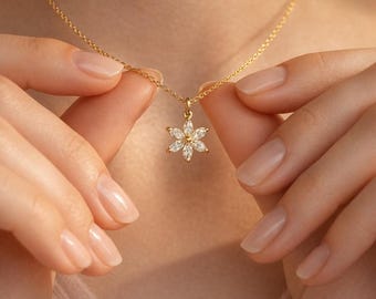 繊細な花のダイヤモンドネックレス、キュービックジルコニアの花のチャームネックレス、デイジーネックレス、ミニマルなゴールドネックレス、ブライズメイドギフト
