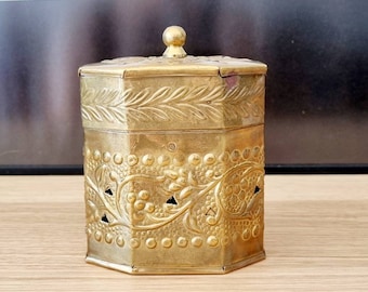 Beautiful vintage brass trinket/jewellery box.