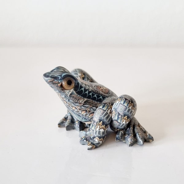 Figurine colorée de grenouille en argile polymère par Jon Stuart Anderson.