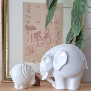 figurines vintage rondes d&#39;éléphants et d&#39;hippopotames en céramique blanche.