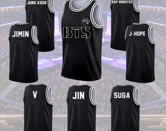 Benutzerdefinierte BTS Basketball Jersey für Teen Girl Frauen Männer, personalisiertes Kpop Tank Top Jersey, World Tour 2026 Konzert Jersey Shirt für Fans Geschenk