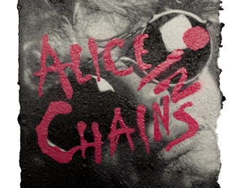 Könnte beinhalten: Schwarz-weiße Kunst mit dem Bandnamen "Alice in Chains" in roter Schrift im Graffiti-Stil. Das Bild hat ein strukturiertes, körniges Aussehen, mit einem dunklen Hintergrund und einem verschwommenen, hellen Bild einer Person.