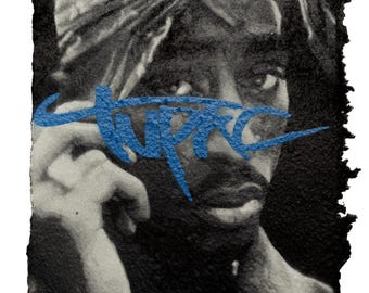 Puede incluir: Retrato en blanco y negro de una persona con un texto azul "TUPAC" superpuesto. La imagen tiene un aspecto texturizado y envejecido con un borde oscuro. La persona lleva un tocado y tiene una mano cerca de su rostro.