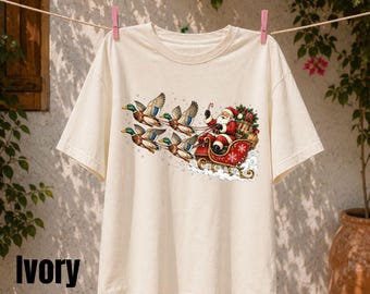 Camiseta Comfort Colors® con trineo de patos de Papá Noel, divertida camiseta navideña de patos, camiseta vintage navideña con estampado de aves, lindo regalo de Navidad para mujer.