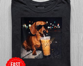 Camiseta divertida de perro salchicha. Camiseta urbana con estampado de perro bebiendo café helado. Regalo ideal para amantes de los perros salchicha. Ropa retro para amantes de los perros salchicha.