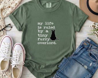 Camiseta con ilustración de gato Tiny Furry Overlord / Camiseta divertida de gato, color Comfort Color 1717, camiseta para mascotas, camiseta para mamás de gatos, camiseta felina, camiseta humorística