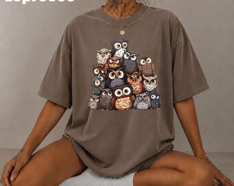 Torre de búhos: Búhos de dibujos animados apilados, color cómodo, camiseta de búho, camiseta de bosque, camiseta nostálgica, camiseta caprichosa, top para amantes de las aves, camiseta vintage de búho
