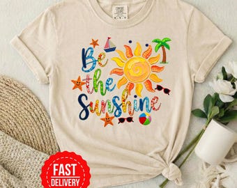 Camiseta "Be The Sunshine". Bonita camiseta veraniega con bordados. Camiseta retro con apliques playeros. Regalo con estampado floral de cuadros y diseño de sol. Top tropical.