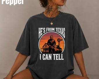 Camiseta Comfort Colors® "Es de Texas, se nota", camiseta gráfica de terror con motosierra, camiseta de Halloween con temática de asesinos en serie, camiseta retro para la temporada de Halloween.