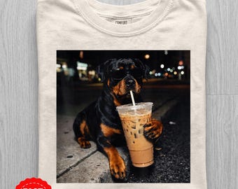 Camiseta divertida de Rottweiler, camiseta urbana con estampado de perro bebiendo café helado, regalo ideal para mamás de Rottweiler, ropa retro para amantes de las mascotas.