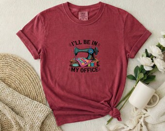 Estaré en mi oficina: Camiseta vintage con máquina de coser, Arte retro para sala de manualidades, Diseño de acolchado y costura, Artes textiles dibujadas a mano, Color cómodo