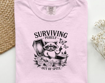 Sobreviviendo con pureza, Camiseta fuera de estilo / Camiseta de ataúd de mapache, color cómodo, estética melancólica, camiseta floral con calavera, estilo gótico casual, grunge