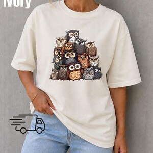 Torre de búhos: Búhos de dibujos animados apilados, color cómodo, camiseta de búho, camiseta de bosque, camiseta nostálgica, camiseta caprichosa, top para amantes de las aves, camiseta vintage de búho Ivory