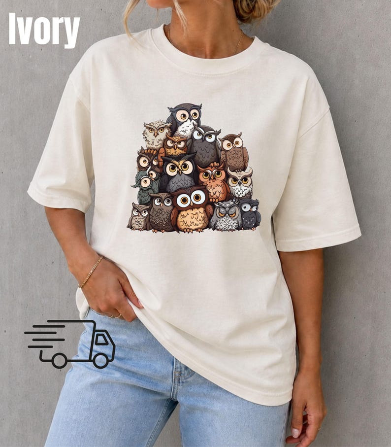 Torre de búhos: Búhos de dibujos animados apilados, color cómodo, camiseta de búho, camiseta de bosque, camiseta nostálgica, camiseta caprichosa, top para amantes de las aves, camiseta vintage de búho Ivory