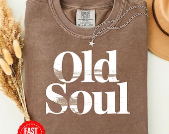Camiseta Old Soul / Camiseta retro con texto serif, color cómodo, camiseta estilo boho, estética hippie, camiseta con estilo vintage, camiseta teñida en prenda, camiseta minimalista