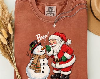 Camiseta Comfort Colors® Vintage Santa Snowman, Camiseta clásica de cuento navideño, Camiseta con ilustración navideña nostálgica, Lindo regalo de Navidad