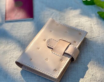 Passhülle aus Leder, pflanzlich gegerbtes Naturleder mit Blatt-Handstempel, freie Personalisierung