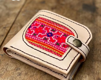 Leder Bifold Geldbörse mit Vintage Hmong Stickerei Stoff
