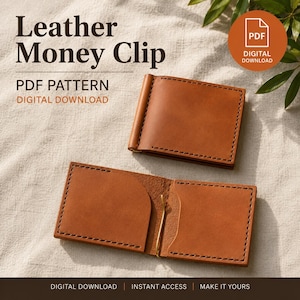 Op de afbeelding: Een beige lederen geldclip met zichtbare stiksels, getoond in zowel gevouwen als open positie. De tekst luidt Leather Money Clip, PDF PATTERN, DIGITAL DOWNLOAD, DIGITAL DOWNLOAD, INSTANT ACCESS, MAKE IT YOURS en PDF DIGITAL DOWNLOAD.