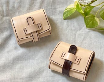 Vertikale Leder Bifold Brieftasche | Kompakte Geldbörse aus pflanzlich gegerbtem Leder, für Linkshänder