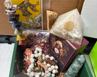 Mystery Box: tarot, kristallen, malakralen, kaars, salie, wierook, palo santo, snuisterijen