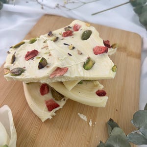 Handgefertigte Weiße Schokoladenrinde – Gemischte Nüsse, getrocknete Früchte, Rosenblätter | Kleinserien-Artisan | Hochzeit und Brautparty Gefälligkeiten | Kaffeekränzchen