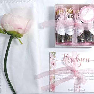 Könnte beinhalten: Rustikales Holzschild mit dem Text "Welcome to our home" in handschriftlichem Stil. Das Schild hat eine Used-Optik und ein schlichtes, einladendes Design, ideal für eine Veranda oder einen Eingangsbereich.