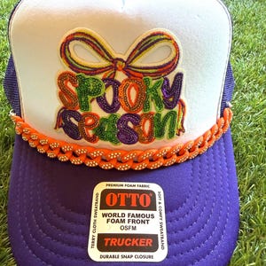 Toppa con paillettes a tema Halloween su cappellino da camionista in rete personalizzato con catena.