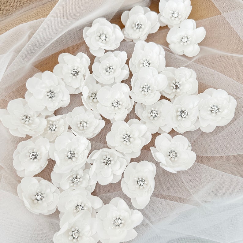 100 pezzi bianco sporco 3D strass fiore con perline applique in pizzo, motivo fiore patch per velo da sposa copricapo da sposa fiori per capelli immagine 3