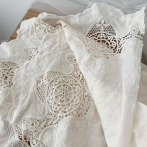 Gehaakte katoenen guipurekantstof op maat gesneden, beige katoenen bloemenstof, stof bruidsjurk, gordijnen of kleding naaien