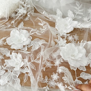 Tessuto in pizzo avorio 3D con fiori, pizzo francese con perline fatto a mano, velo da sposa