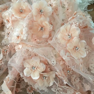 Puede incluir: Tela de encaje floral de color melocot&oacute;n con flores 3D y pedrer&iacute;a. La tela es transparente y delicada, con un tacto suave y rom&aacute;ntico.