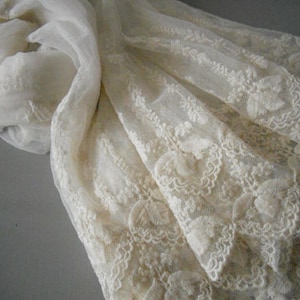 Weißer Spitzenstoff, bestickt mit Blumenmuster: Brautbekleidung, Wohnkultur