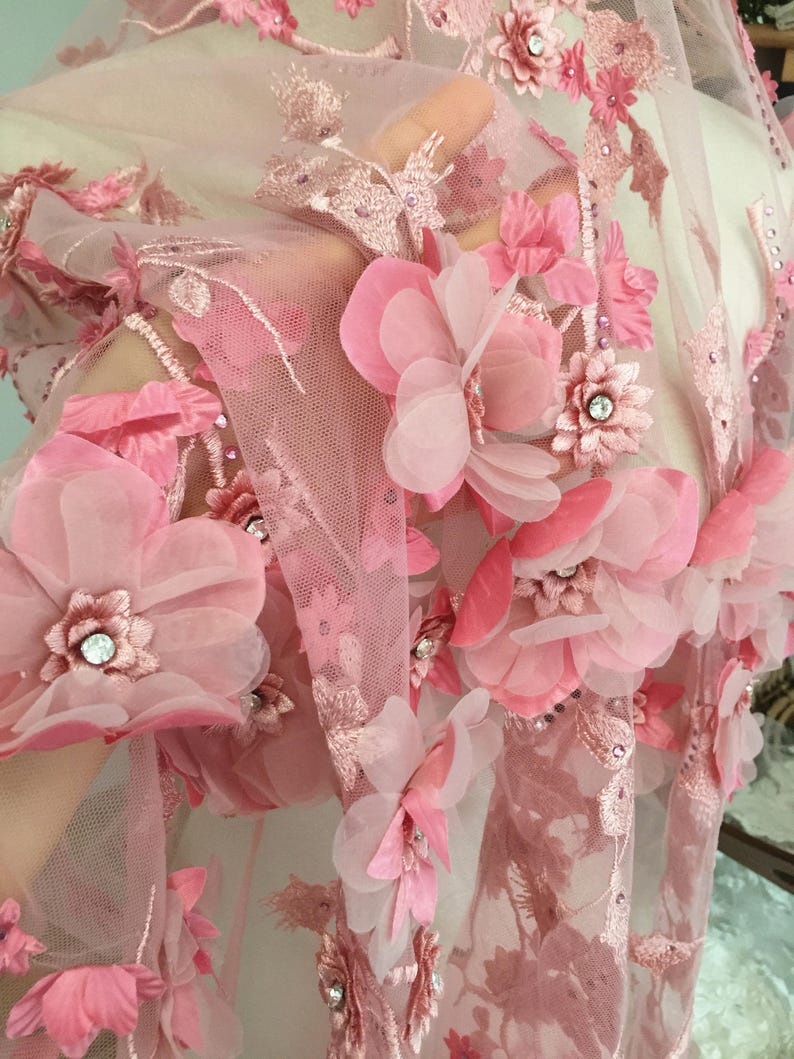 Puede incluir: Tela de encaje floral rosa con flores 3D. La tela es transparente y delicada, con una sensaci&oacute;n suave y femenina.
