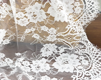 Koronka Chantilly w kolorze kości słoniowej z wykończeniem rzęs, 3 metry długości i 150 cm szerokości