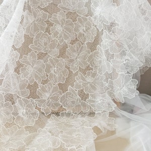 Elfenbeinfarbener Alencon-Spitzenstoff mit Wimpernbesatz, Hochzeitskleidspitze