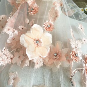 Puede incluir: Tela de encaje floral de color melocot&oacute;n con flores 3D y pedrer&iacute;a. La tela es transparente y delicada, perfecta para a&ntilde;adir un toque de elegancia a cualquier proyecto.