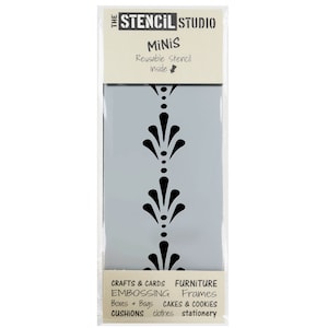 Peut inclure: Un pochoir réutilisable gris et noir avec un motif répétitif de fleurs stylisées et de points. Le pochoir est étiqueté "The Stencil Studio Minis" et "Reusable Stencil inside". Le texte "CRAFTS & CARDS, EMBOSSING, Boxes + Bags, CUSHIONS, FURNITURE, Frames, CAKES & COOKIES, clothes, stationery" est imprimé en bas du pochoir.
