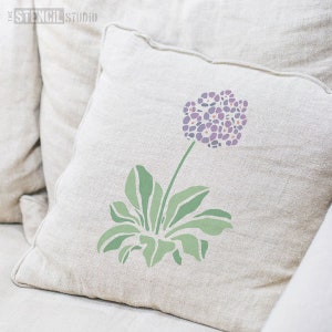 The Stencil Studio の Auricula フラワー ステンシル。花柄ステンシル。ホーム デコレーションや DIY に使える、使いやすい再利用可能なステンシル。10434