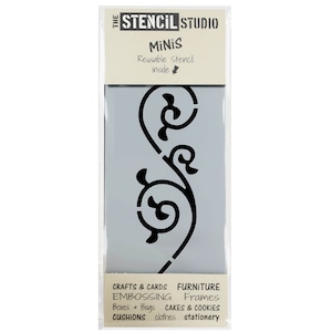 Puede incluir: Una plantilla reutilizable gris con un diseño floral negro. La plantilla está empaquetada en una funda de plástico transparente con el texto "THE STENCIL STUDIO MINIS Reusable Stencil inside" impreso en ella. El texto "CRAFTS & CARDS FURNITURE EMBOSSING Frames Boxes + Bags CAKES & COOKIES CUSHIONS clothes stationery" está impreso en la parte inferior del paquete.