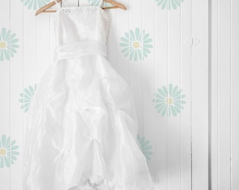 Daisy Flower Stencil from The Stencil Studio. Reusable stencils for home decor, craft and DIY, easy to use. 10090