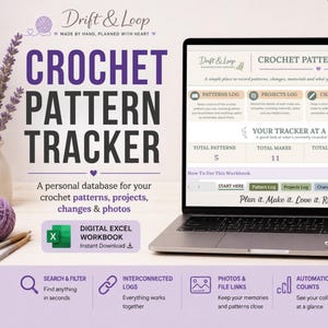 Op de afbeelding: Een digitaal Excel-werkboek getiteld Crochet Pattern Tracker weergegeven op een laptopscherm. De interface bevat logboeken voor patronen, projecten, wijzigingen en foto's, met een overzicht van totalen. Het ontwerp bevat paarse accenten.