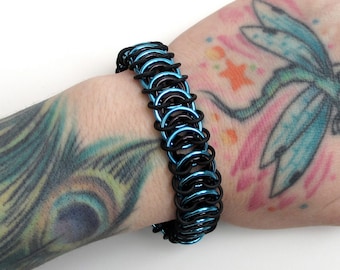 Stretch Vertebrae chainmail bracelet, turquoise & black